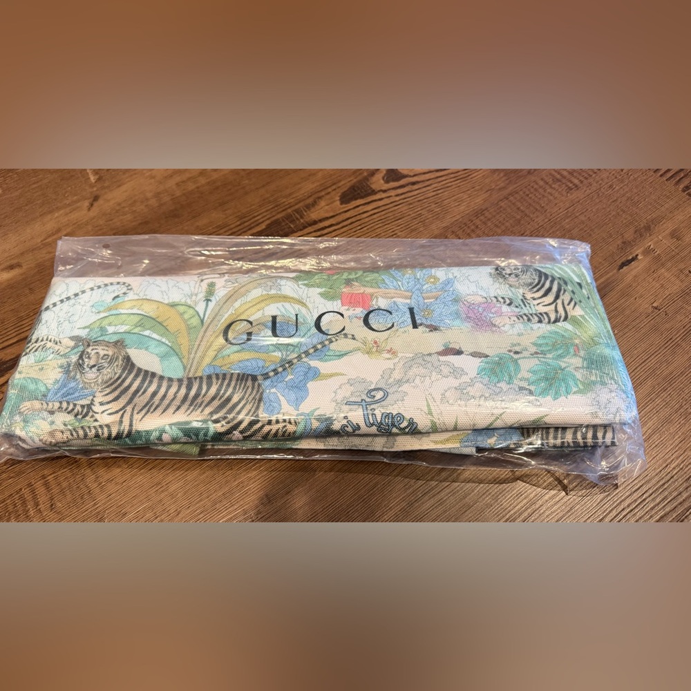 GUCCI BEAUTY GWP Limited Edition Tiger Tote - Picture 4 of 12